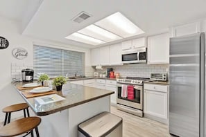 Comfort Quadruple Room | Private kitchen | Fridge, microwave, oven, stovetop - Backyard Paradise in Chandler (Chandler)