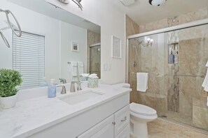 Comfort Quadruple Room | Bathroom