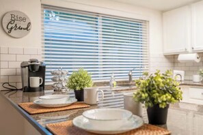 Comfort Quadruple Room | Private kitchen | Fridge, microwave, oven, stovetop - Backyard Paradise in Chandler (Chandler)