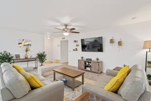 Comfort Quadruple Room | Living area - Backyard Paradise in Chandler (Chandler)