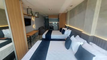 Kamar Quadruple Deluks, pemandangan laut | Brankas, meja kerja, ruang kerja ramah laptop, dan Wi-Fi gratis