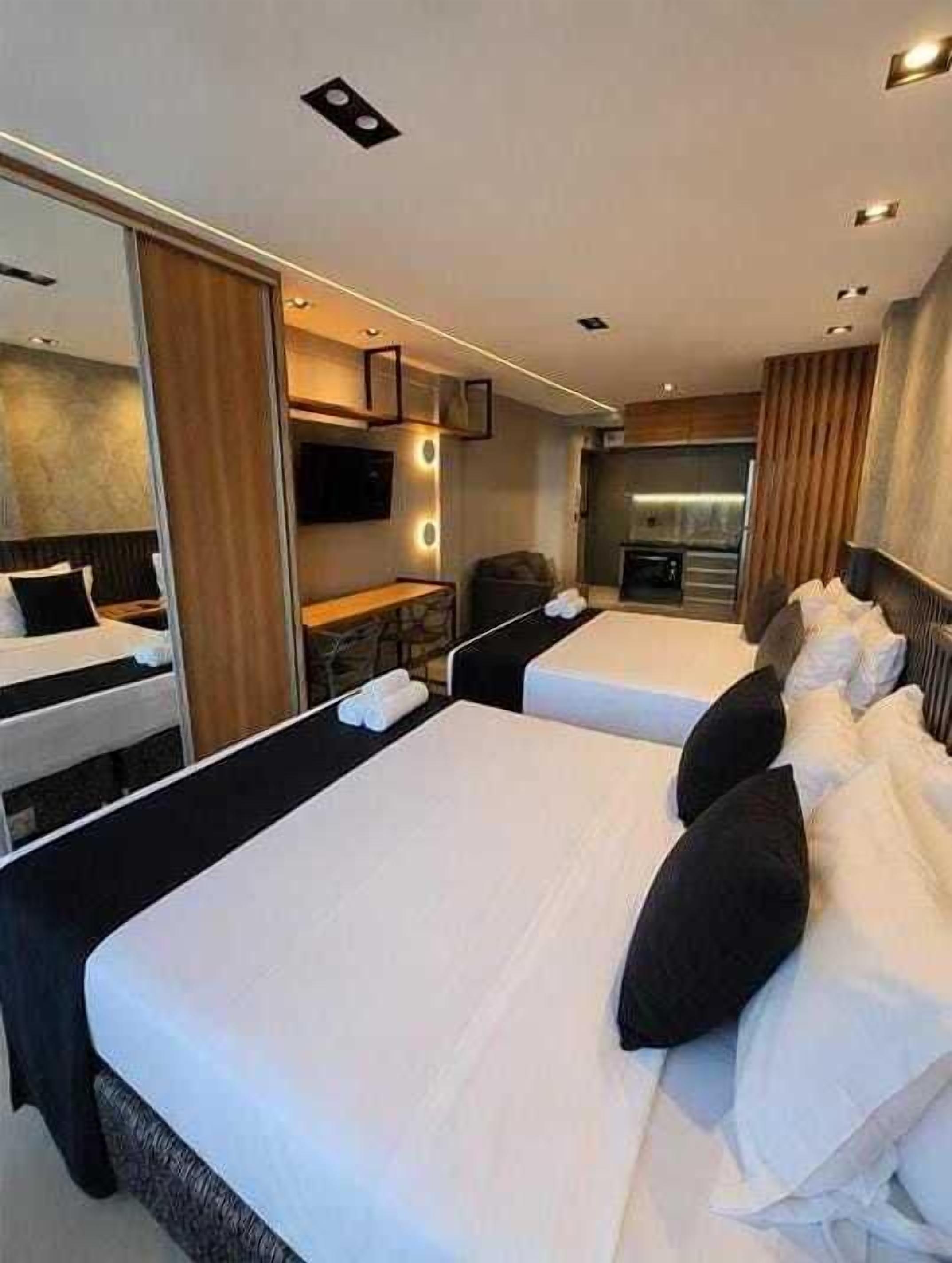 Habitación cuádruple Deluxe, vistas al mar | Caja fuerte, escritorio, espacio para trabajar con un portátil