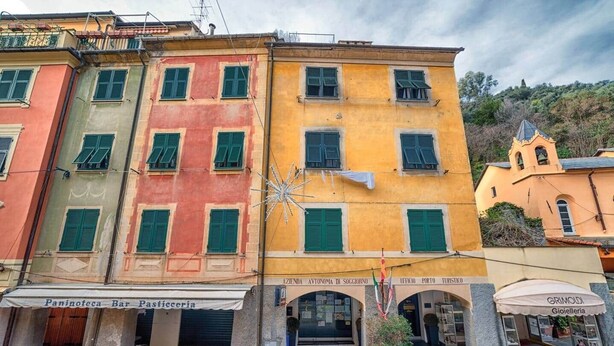 A row of colorful buildings with green shutters, a bar named "Paninoteca Bar Pasticceria" on the left, and a shop named "Grimondi Gioielleria" on the right. - La Casetta by PortofinoVip [AC-Super central]. (Portofino)