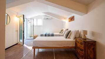3 habitaciones, tabla de planchar con plancha, wifi y ropa de cama