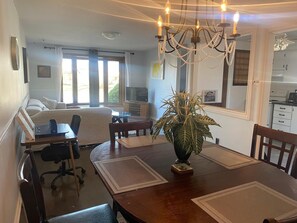 Dining - Home Away from Home - Relax and unwind in this beautifully decorated 3-bedroom (Kingston)