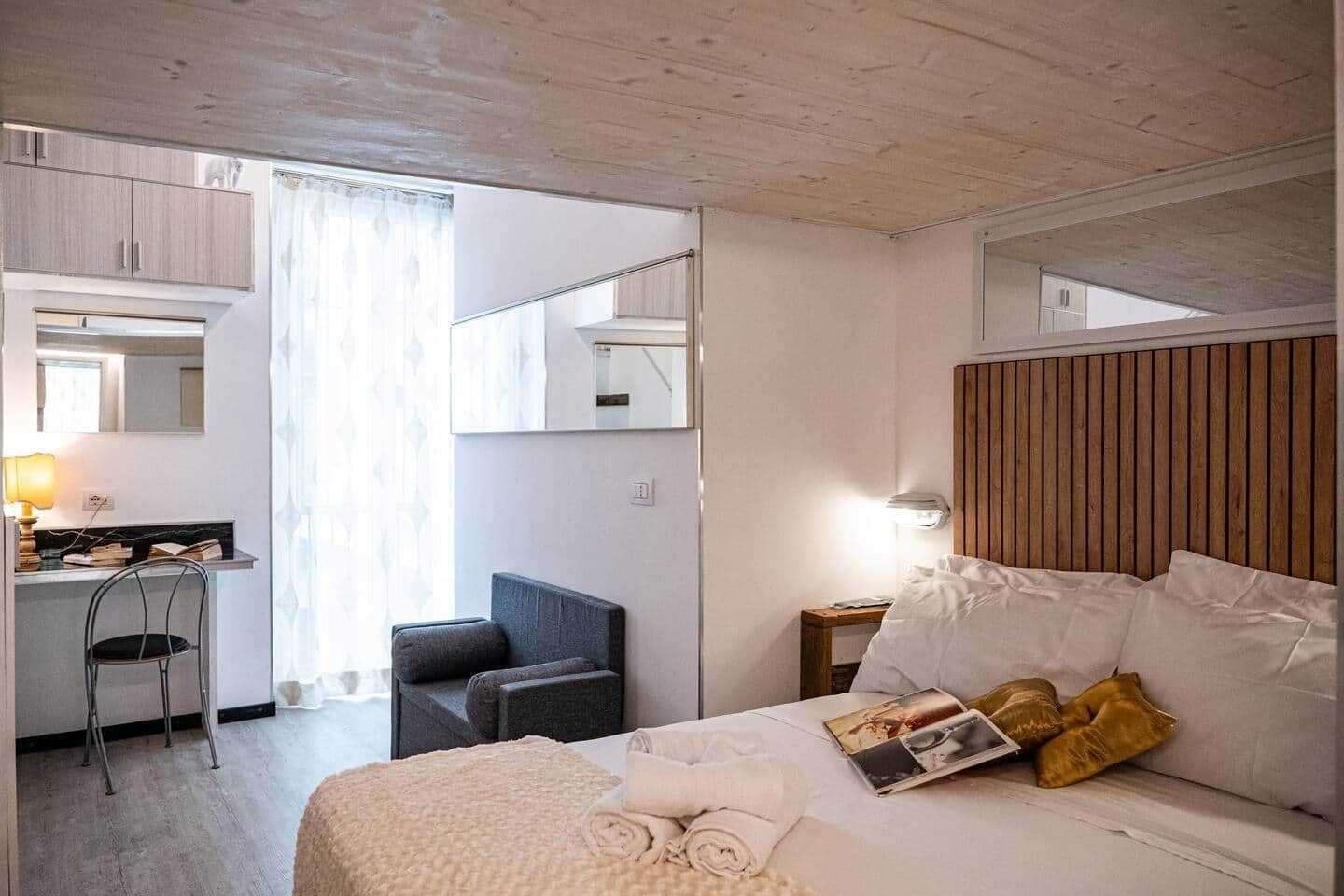 5 chambres, coffres-forts dans les chambres, fer et planche à repasser