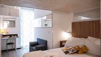 5 chambres, coffres-forts dans les chambres, fer et planche à repasser