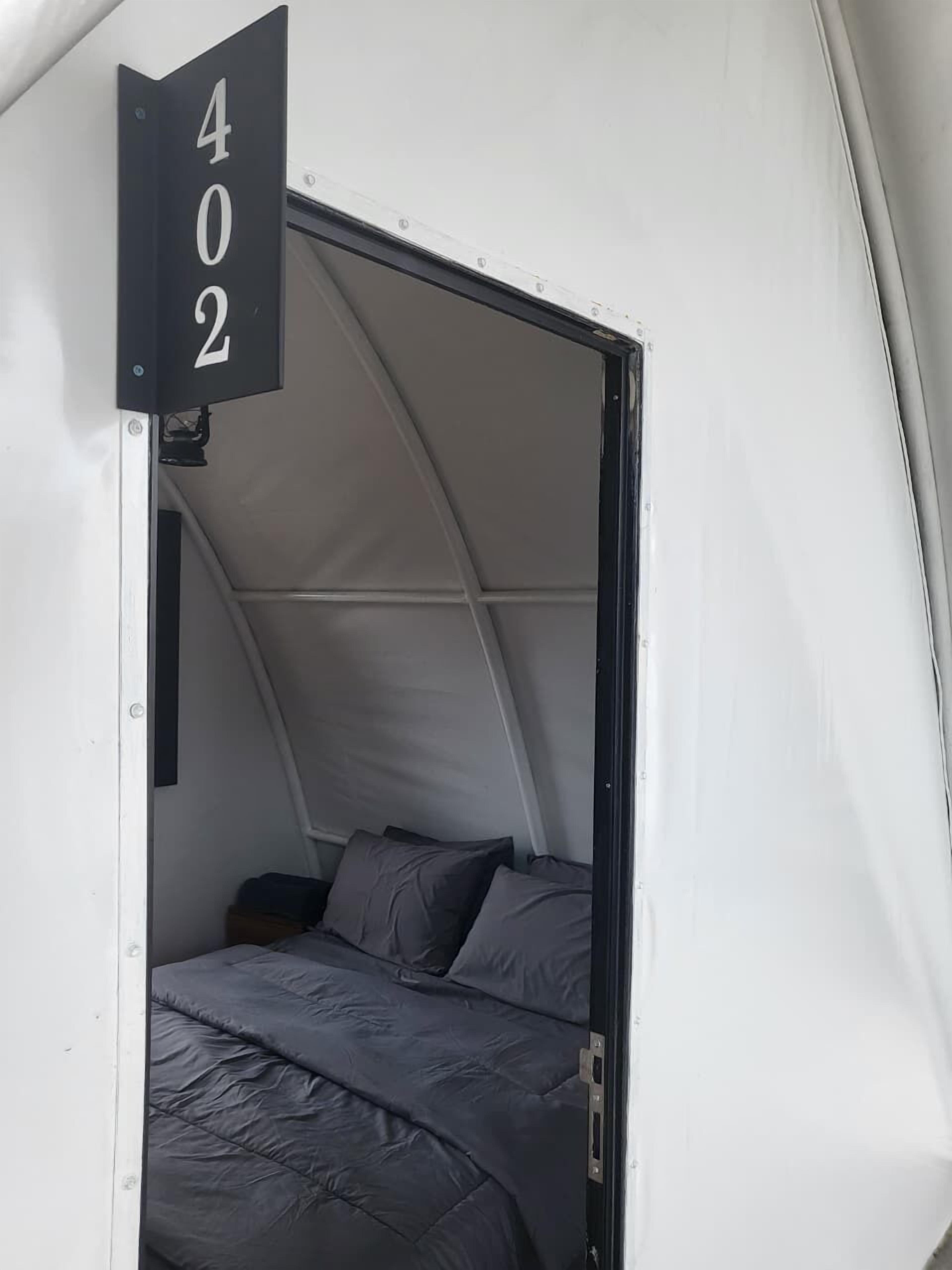 Espacio para trabajar con laptop y wifi gratis 