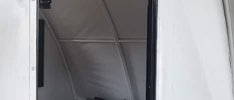 Telt – standard, 1 queensize-seng, fjellutsikt | Skrivebord for bærbar PC og wi-fi (inkludert)