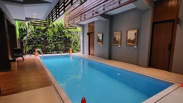 Innendørsbasseng