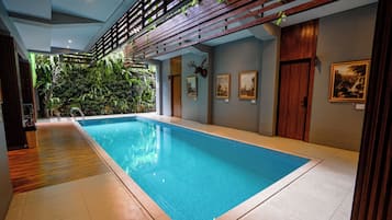 Una piscina cubierta