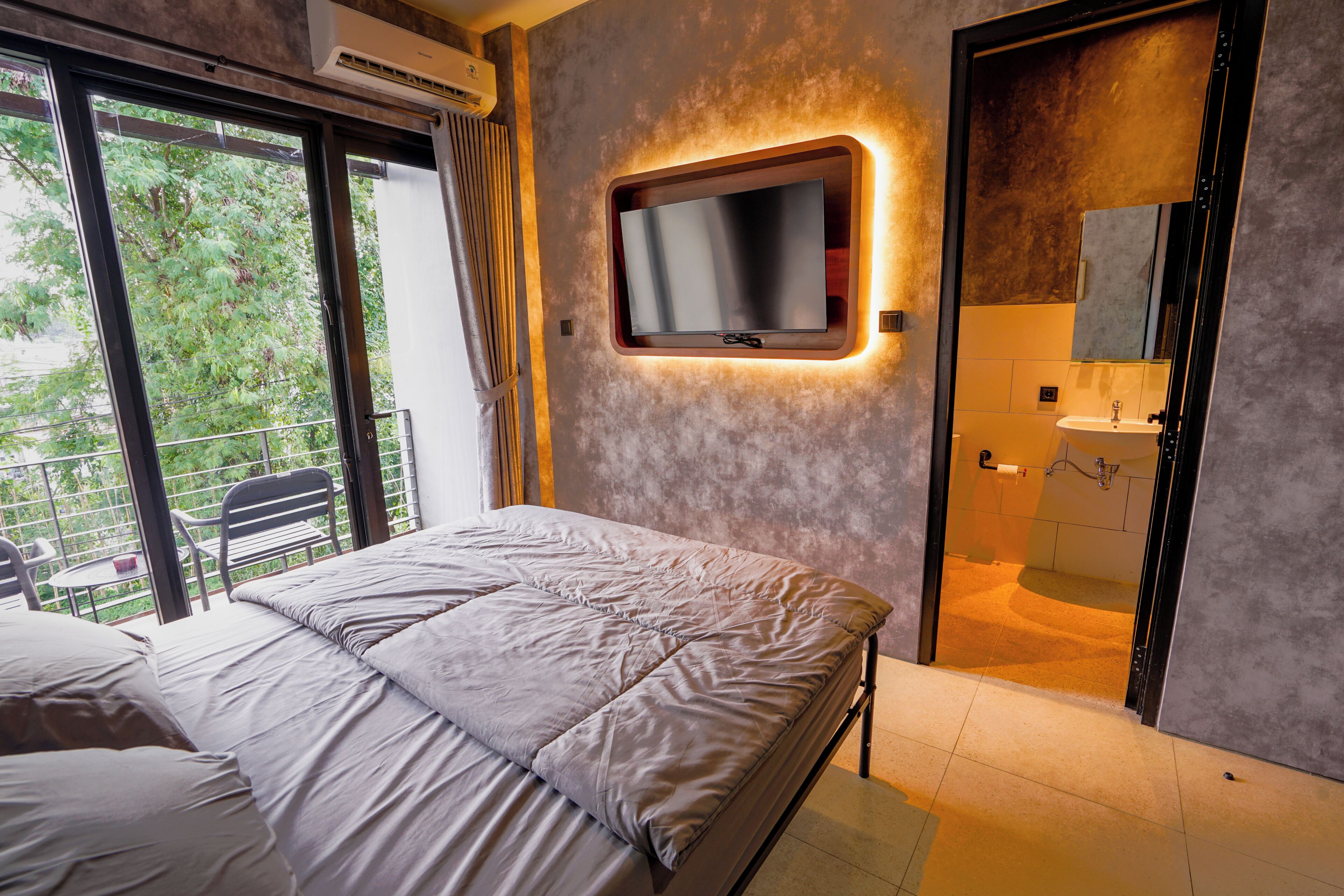 Habitación estándar, 1 cama de matrimonio, balcón | Espacio para trabajar con un portátil y wifi gratis