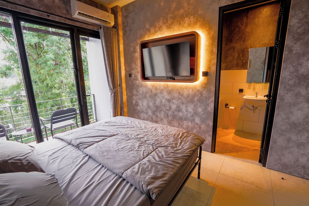 Standard Room, 1 Queen Bed, Balcony