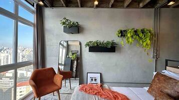 Iron/ironing board, bed sheets