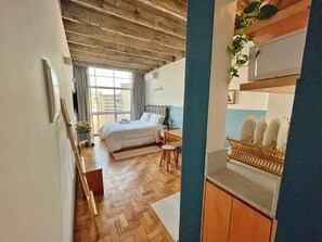 Ein Schlafzimmer mit Bett, Nachttisch und Fenster.