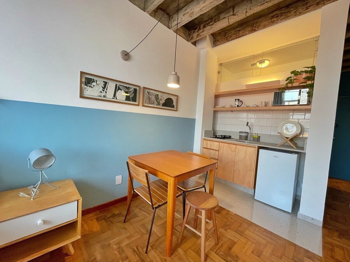 Micro-ondes, batterie de cuisine, vaisselle et ustensiles