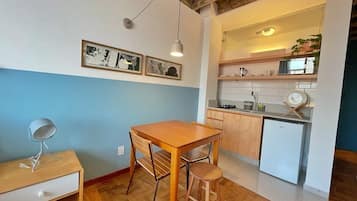 Microwave, cookware/dishes/utensils