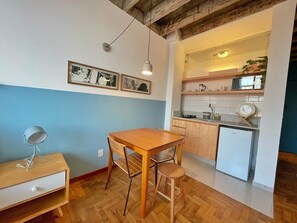 Mikroaaltouuni, keittoastiat/astiat/ruokailuvälineet