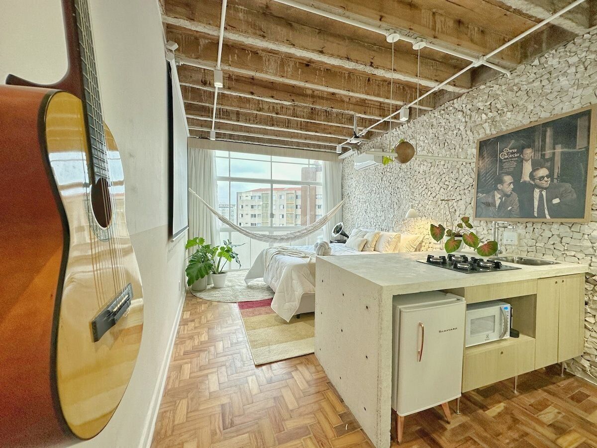 Iron/ironing board, bed sheets