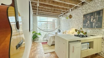 Iron/ironing board, bed sheets