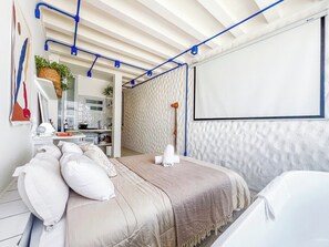 A bedroom with a bed, a bedside table, a lamp, and a window. - 3105B (São Paulo)