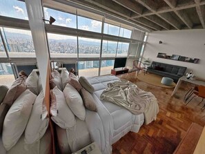 1 habitación, tabla de planchar con plancha y ropa de cama 