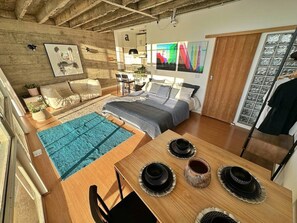 Een modern interieur met een eethoek, een zithoek en een bed.