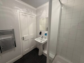 淋浴设施、毛巾、卫生纸