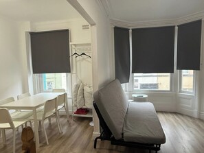 TV - Blackpool - Apartment - Sleeps 6- Coastal Stay (Blackpool)