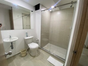 Séchoir à cheveux, serviettes fournies, savon, papier de toilette