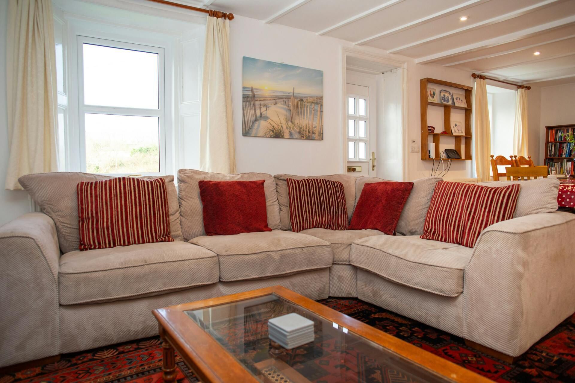 Televisio, DVD-soitin, kirjoja