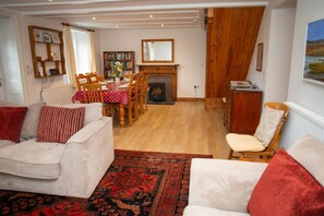 TV, DVD player, books - Pant, Llangrannog - Four Bedroom Cottage, Sleeps 8 (Llangrannog)