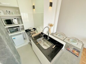 Micro-ondas, fogão, cafeteira/chaleira