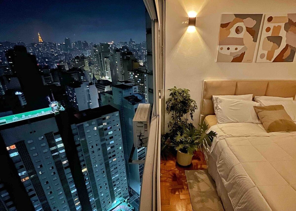 1 quarto, ferros/tábuas de passar roupa, roupa de cama