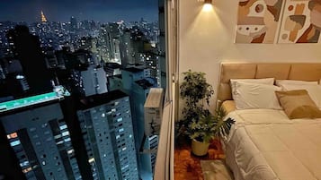 1 quarto, ferros/tábuas de passar roupa, roupa de cama