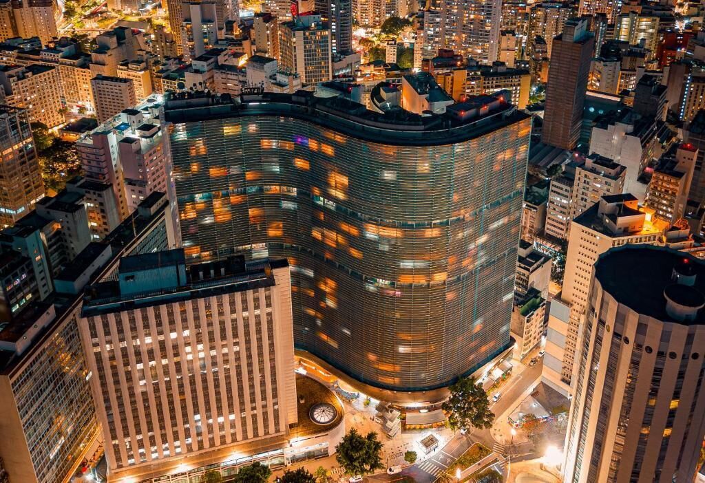 O prédio mais icônico de São Paulo -- O Copan é um símbolo arquitetônico da cidade. Dentro do edifício, você encontra lojas, restaurantes e uma galeria de arte.