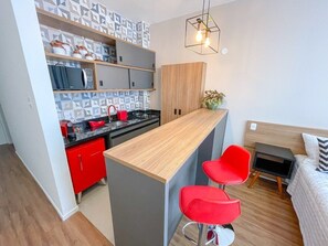 雪櫃、微波爐、咖啡機/沖茶器、廚房用具/餐具/器皿