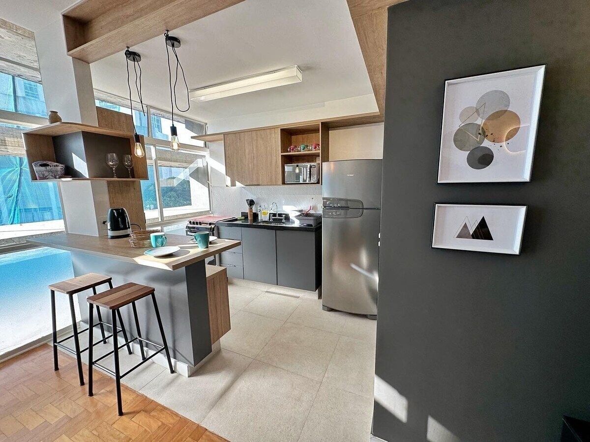 Een koelkast, een magnetron, een oven, kookgerei, borden en bestek