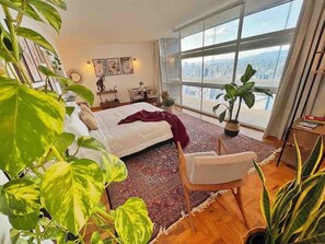 1 bedroom, iron/ironing board, Internet, bed sheets - View of the mountains with a big screen TV, bathtub, and air conditioning @ Copan (São Paulo)