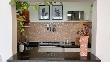 Microwave, cookware/dishes/utensils