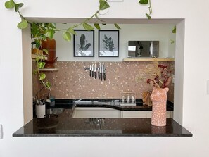 Microwave, cookware/dishes/utensils - View of the mountains with a big screen TV, bathtub, and air conditioning @ Copan (São Paulo)