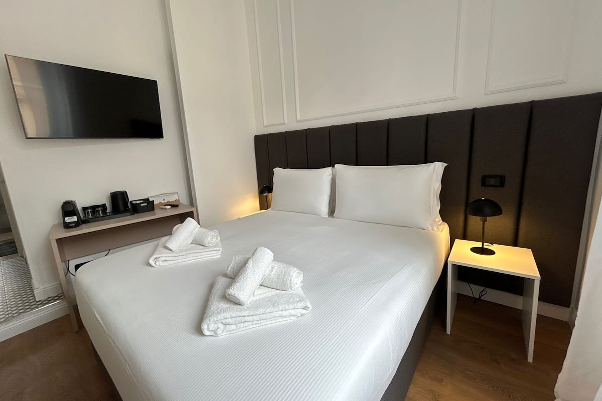 Room | 1 bedroom, desk, iron/ironing board, bed sheets