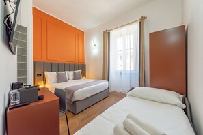 Chambre (1 Bedroom) | 1 chambre, bureau, fer et planche à repasser, literie fournie