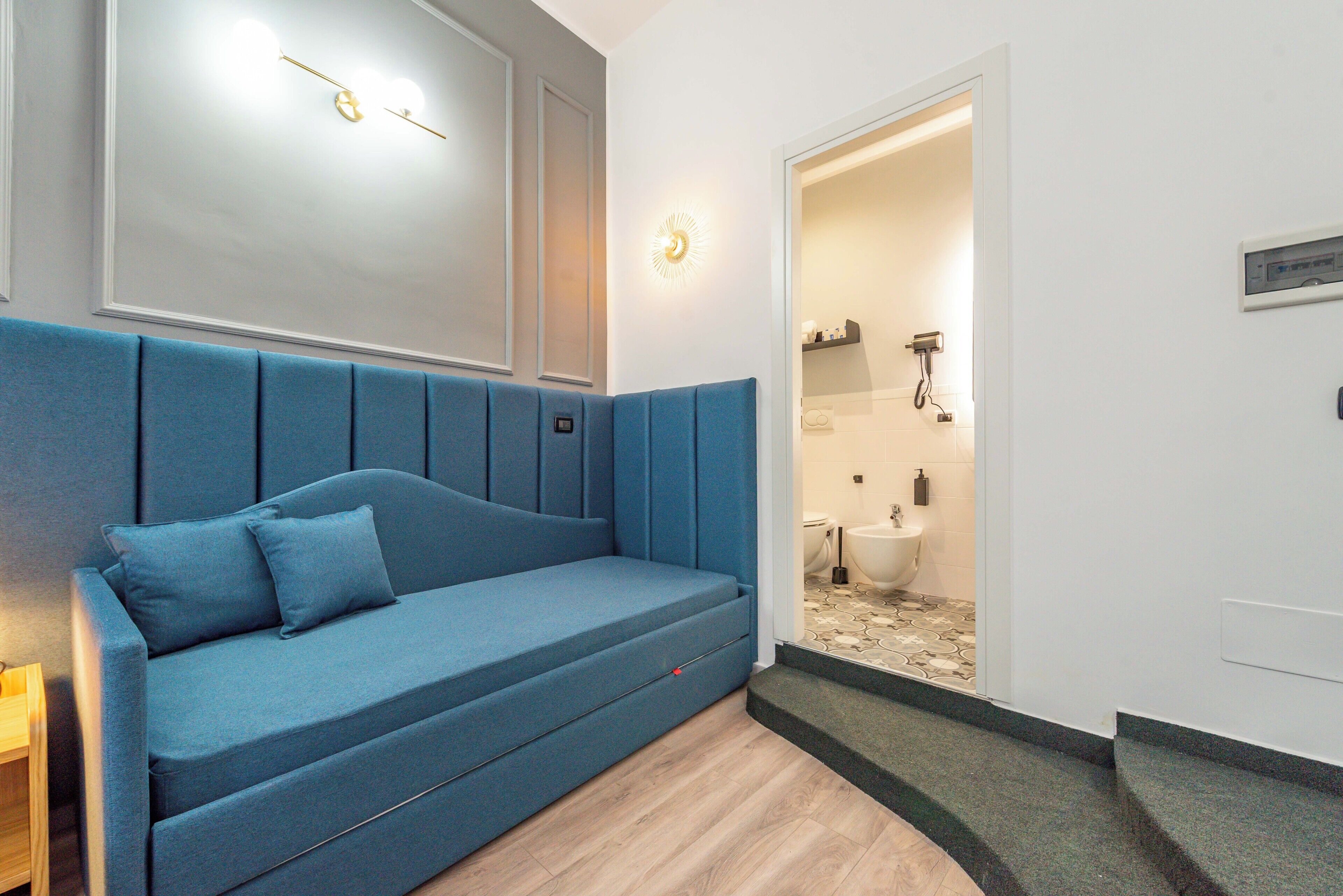 Quarto | 1 quarto, escrivaninha, ferros/tábuas de passar roupa, roupa de cama