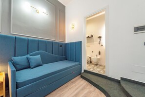 Chambre | 1 chambre, bureau, fer et planche à repasser, literie fournie