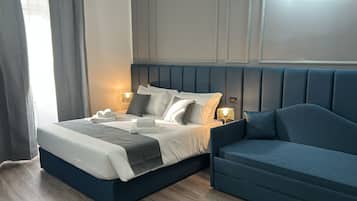 1 habitación, escritorio, tabla de planchar con plancha y ropa de cama