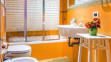 Camera (1 Bedroom) | Bagno | Doccia, bidet