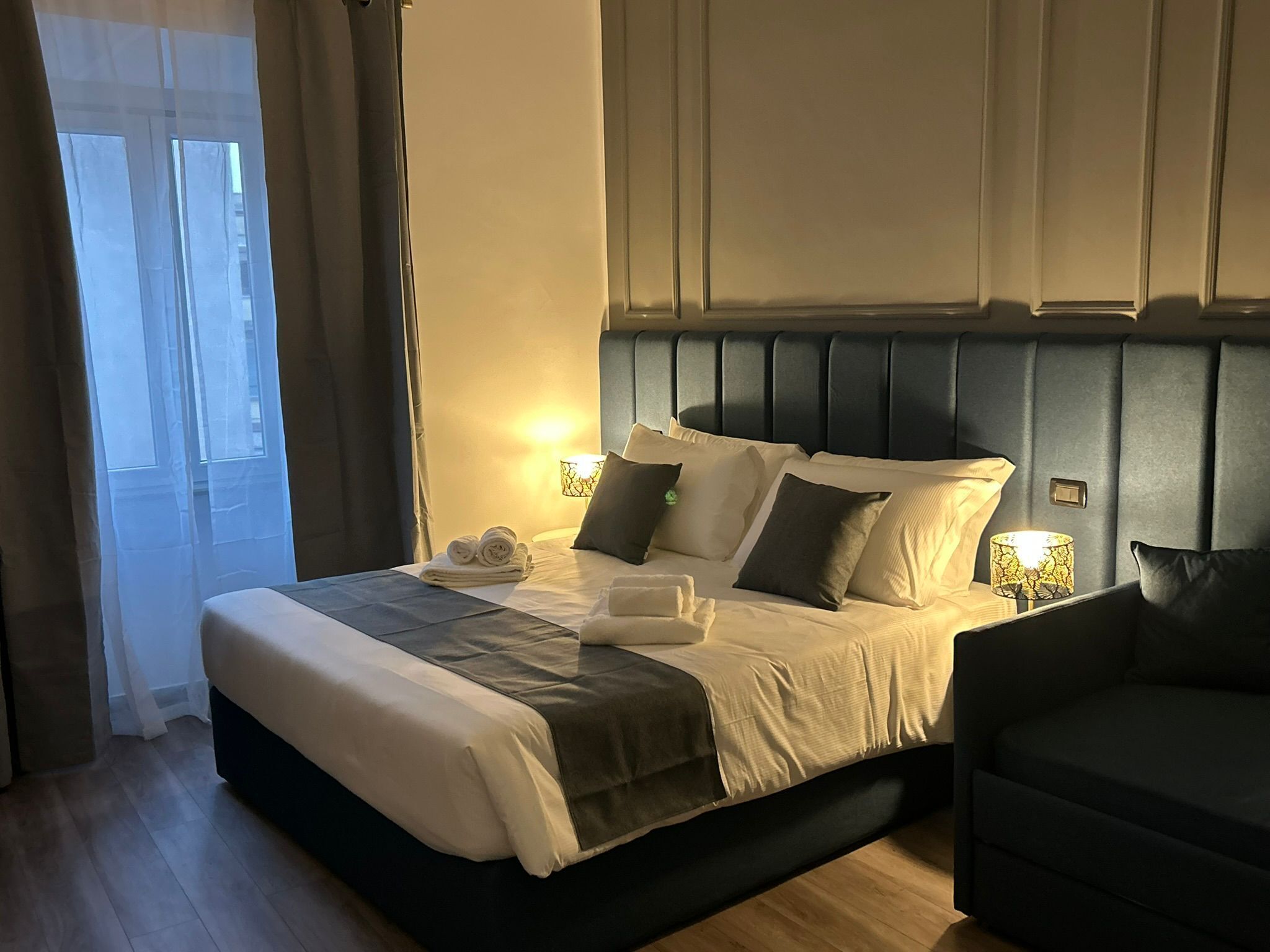 1 habitación, escritorio, tabla de planchar con plancha y ropa de cama 