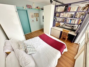 A bedroom with a bed, a desk, and a bookshelf. - 1416B (São Paulo)