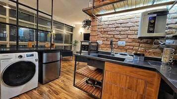 Microondas, cafetera/tetera, utensilios de cocina